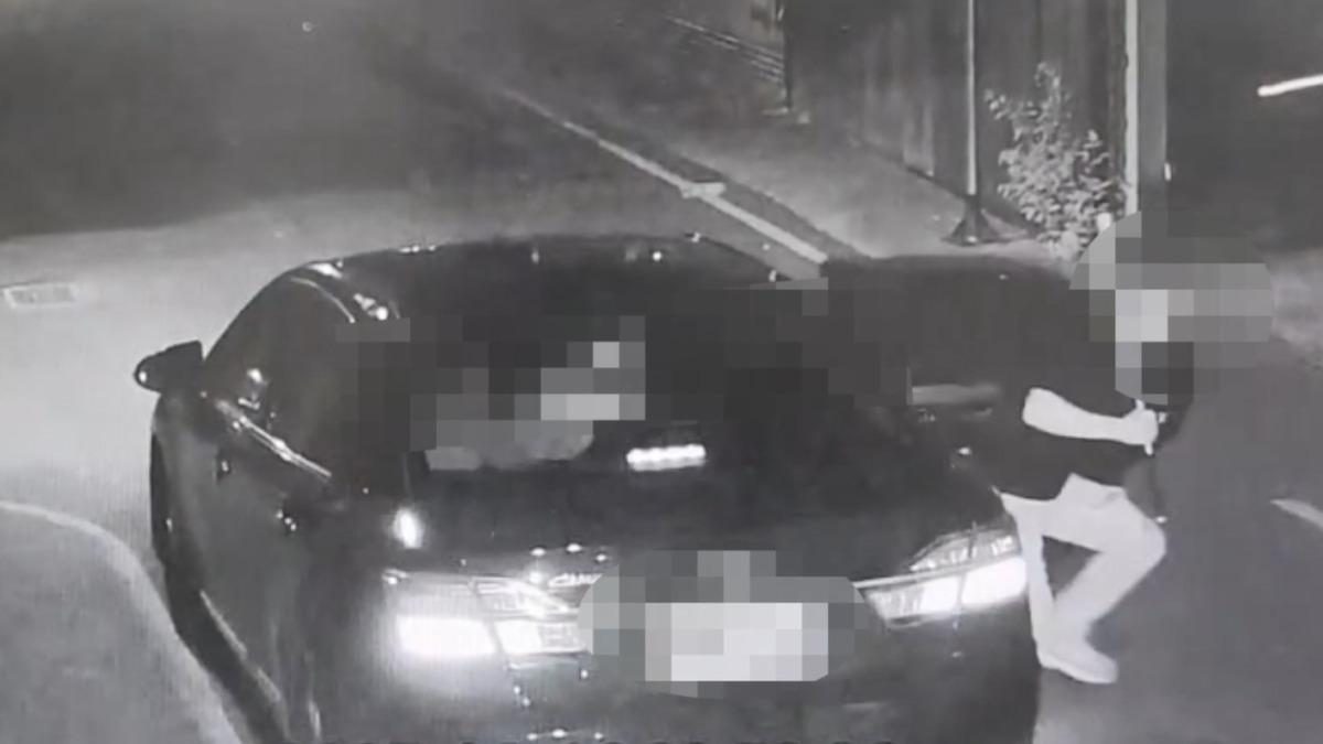 1萬賭資不還釀幫派火拚，砸車報復居民驚。（圖／警方提供）