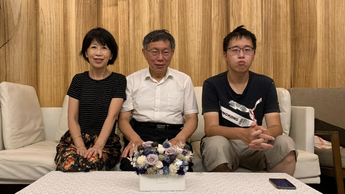 陳佩琪今（14）日在臉書貼出與兒子及柯文哲的三人合照。（圖／翻攝自陳佩琪臉書）