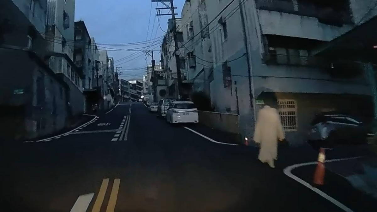 網友清晨5點撞見「白袍無頭人」當街飄蕩 超驚悚畫面曝光!