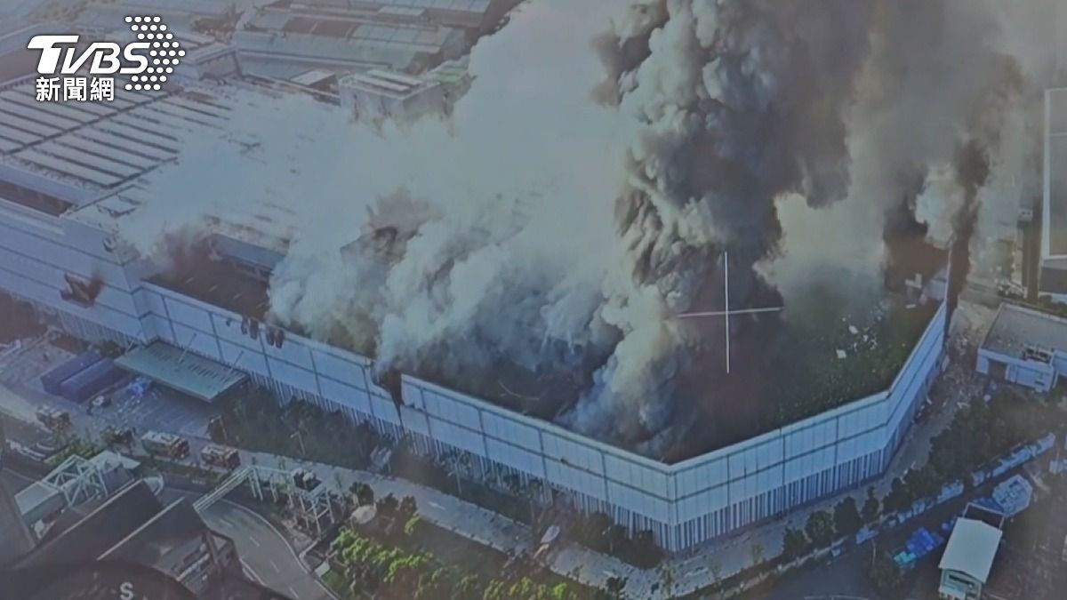 巨大的衝擊波導致大火和物品瞬間衝出。空拍畫面顯示整座廠房被濃煙籠罩。(圖/TVBS)