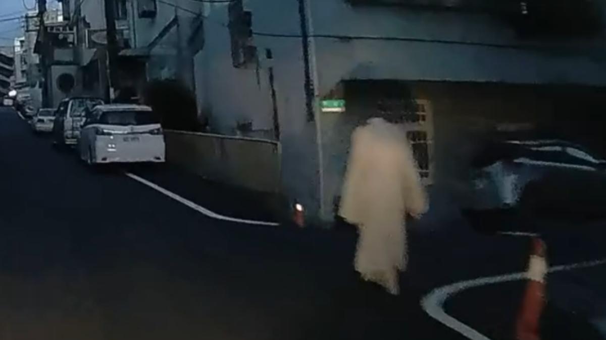 網友看到路旁出現白袍人影卻不見頭部。 (圖/翻攝自Threads)