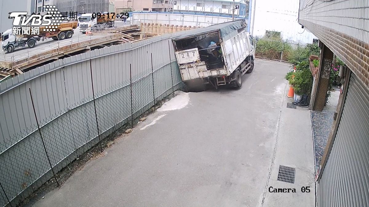 建商兩度被控出包!住戶控曾釀路塌 回收車陷馬路。(圖/TVBS)