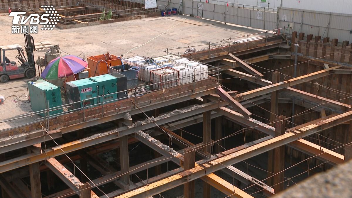 建商「挖出禍」!資收車陷坑 房屋傾斜。(圖/TVBS)