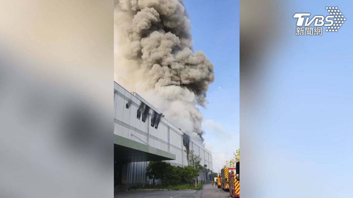 消防人員確認無人受困後，謹慎應對並通報化學車支援，避免了更嚴重的人員傷亡。（圖／TVBS）