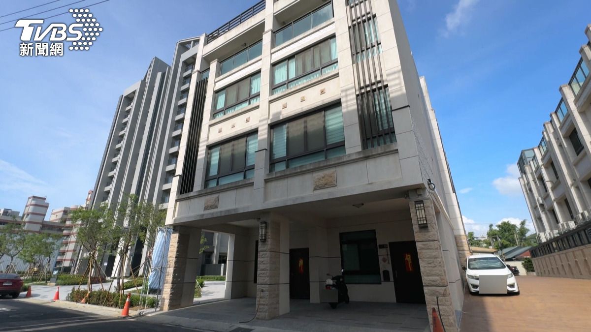 房屋嚴重傾斜、牆壁龜裂。(圖/民眾提供)