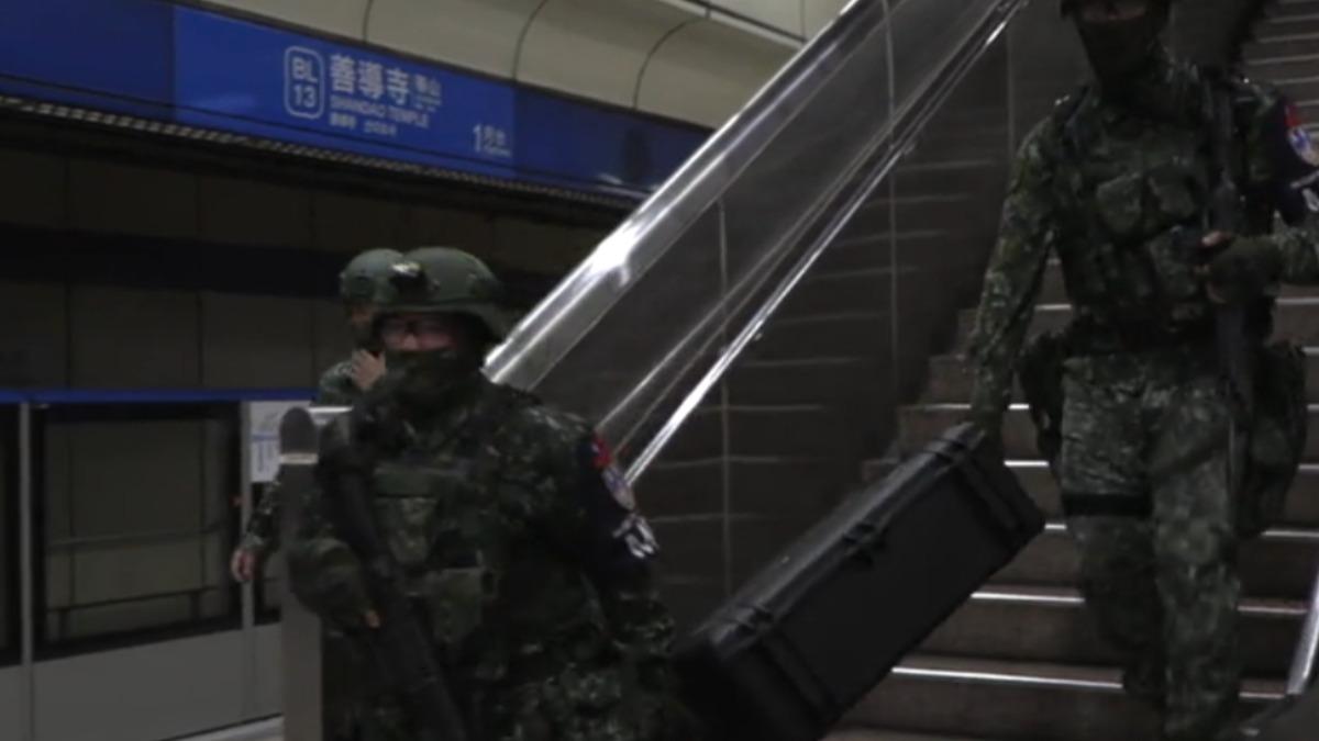 漢光演習第六天,憲兵211營運用捷運站的通道和設施,演練在地面遭受空襲的狀況下,進行兵力、物資轉用。(圖/軍聞社)