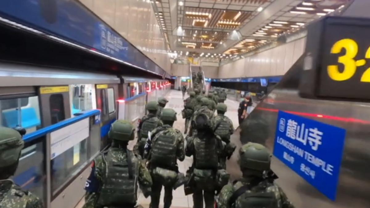 漢光41號演習,憲兵運用捷運站的通道和設施,進行兵力、物資轉用。圖中者揹負武器為人攜式刺針飛彈。(圖/軍聞社)