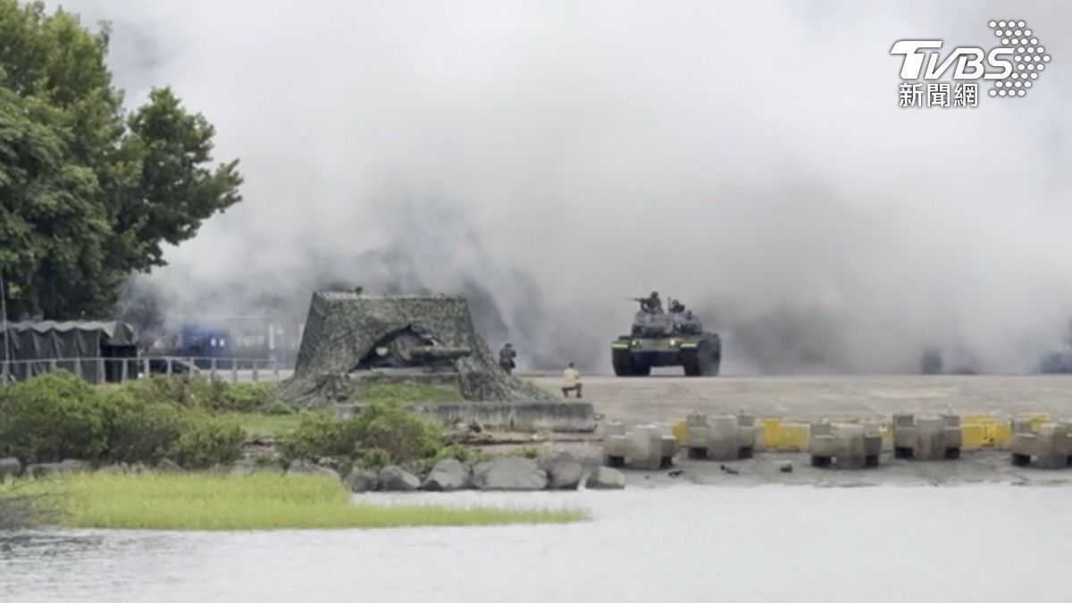 漢光演習進入反登陸階段,淡水河的河道阻絕演練,以煙幕掩護戰車進入戰術位置。(圖/TVBS)