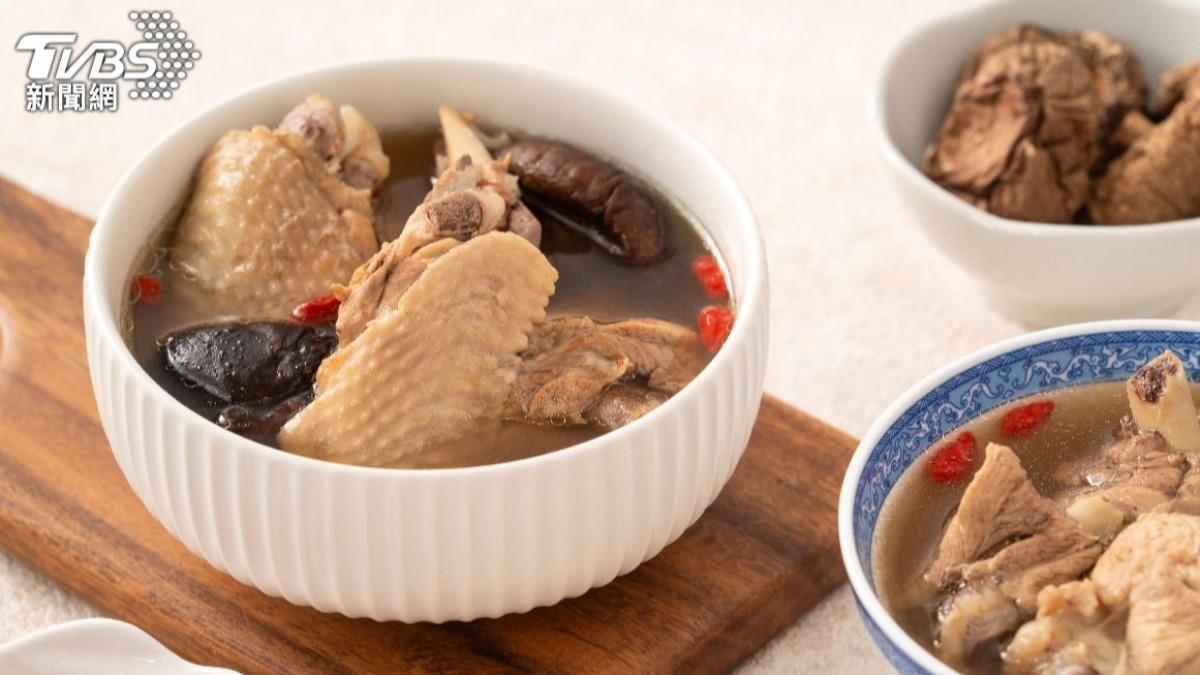 陳慧琳曾在訪問中提到自己「每天都會喝一碗雞湯」，長期喝湯能讓氣色變好。（示意圖／shutterstock達志影像）