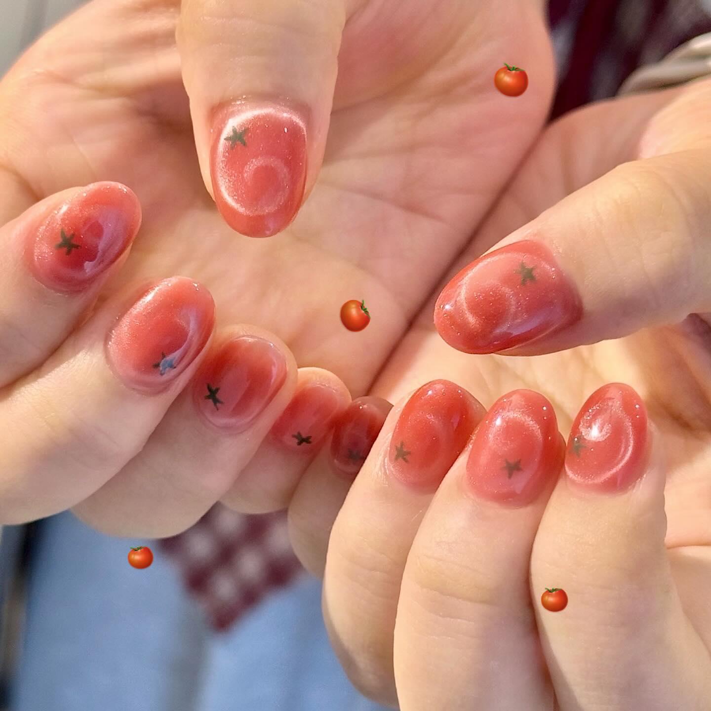 水果美甲中的人氣款還有「番茄」。(圖/翻攝自IG@nail_yellu)