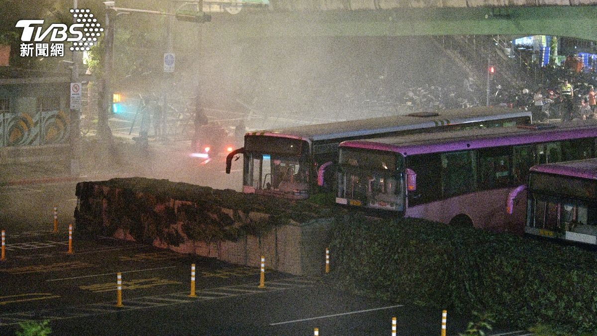 都市中可利用的大型車輛，此次為公車被軍方設置為阻絕設施。（圖／胡瑞麒攝）