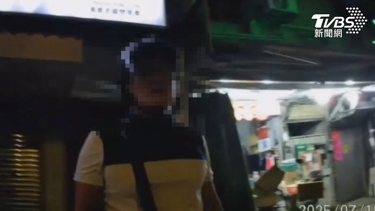 警方在台北市萬華區攔下洪男。(圖/TVBS)