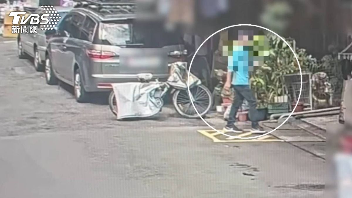 嫌犯得手14萬4千元後逃離現場。(圖/TVBS)