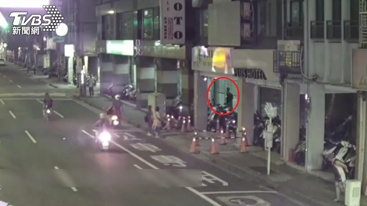 警方追捕逃逸移工。（圖／TVBS）