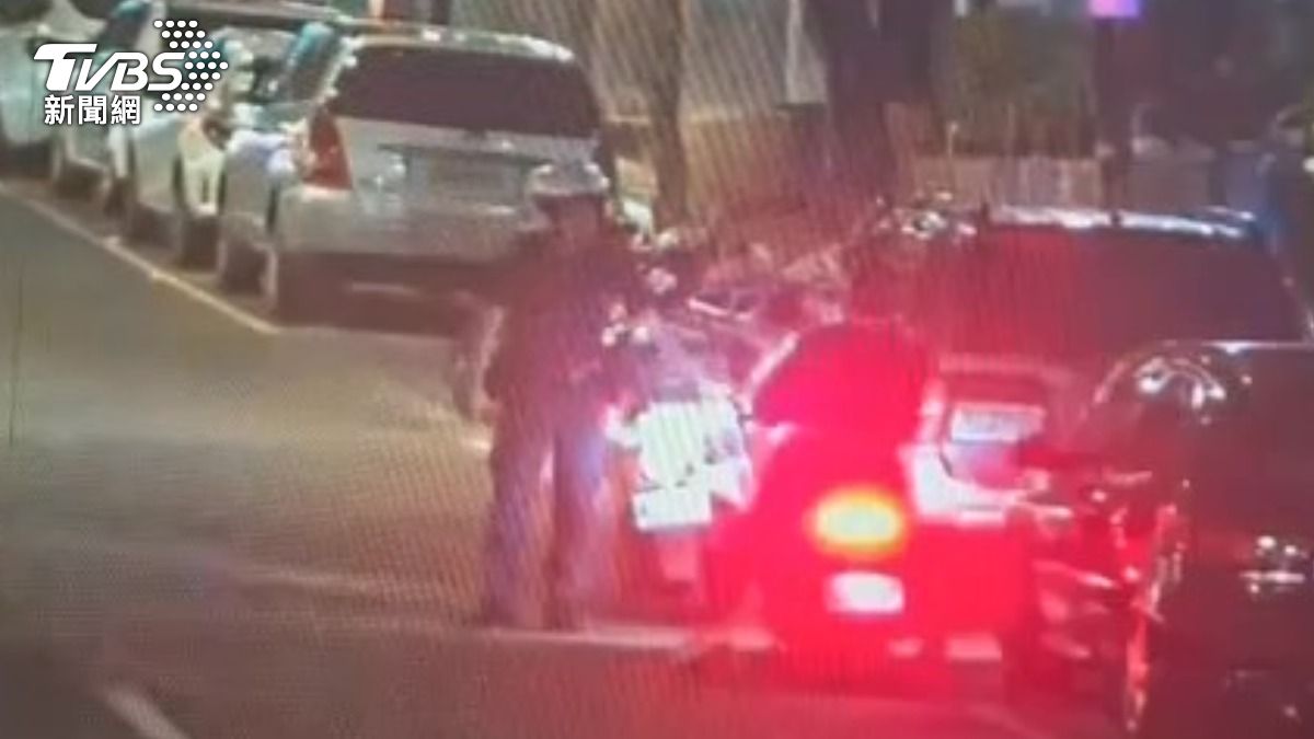 女子違規遭攔查開單,結果情緒失控攻擊警員遭逮捕送辦。(圖/TVBS)