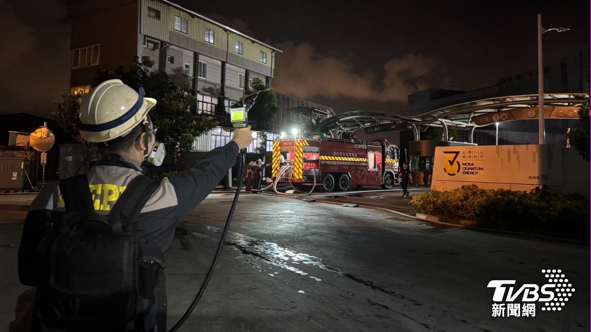 環保局持續於火警周邊進行空氣品質監測。(圖/TVBS)