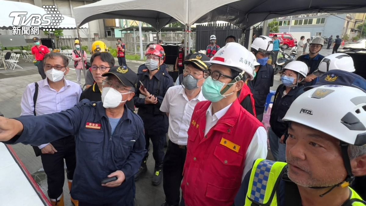 陳其邁市長今(15)日一早再到火場關心救災進度。(圖/TVBS)