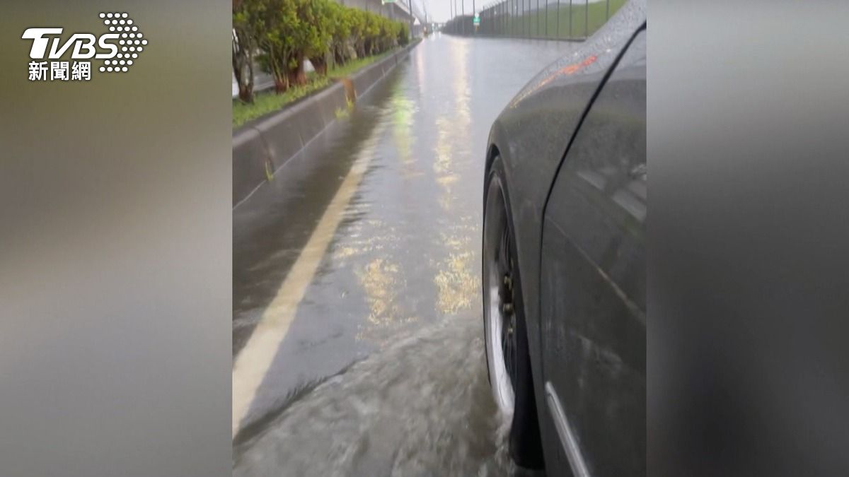雷聲如爆炸,嘉義暴雨成災,水利署發布二級淹水警戒,道路有積水狀況。(圖/TVBS)