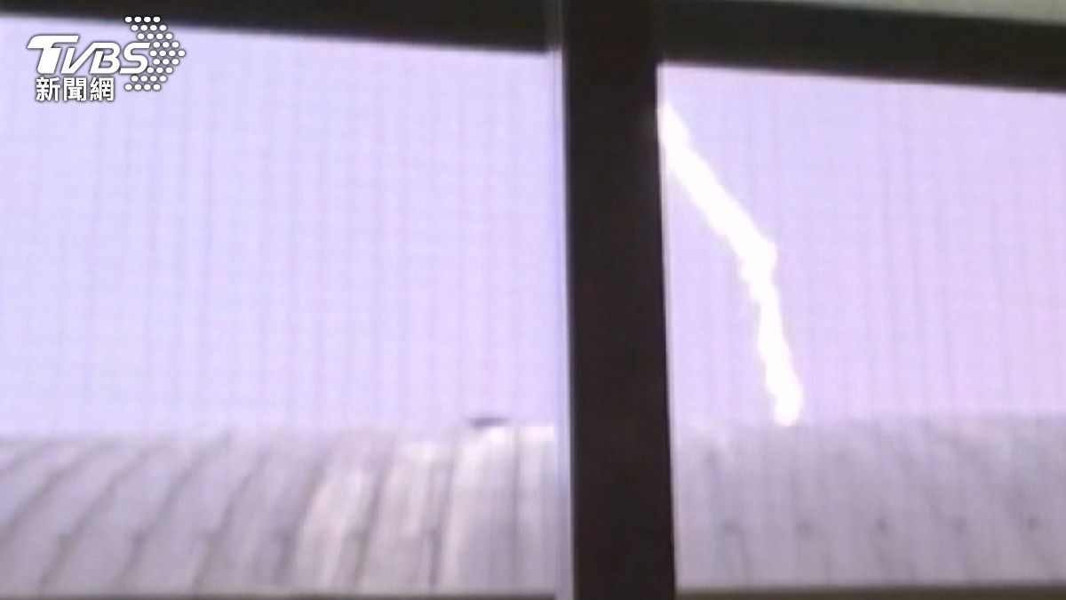 嘉義凌晨雷雨狂炸,驚天巨響閃電照亮夜空」,居民嚇醒。(圖/TVBS)
