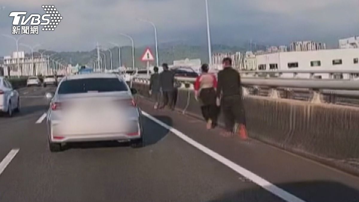 台74線車禍發生後,竟有人沿著路肩行走。(圖/翻攝自Threads @chihcheng_cc)