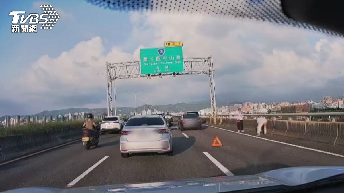 肇事雙方下車忙著擺放警示牌。(圖/翻攝自Threads @chihcheng_cc)