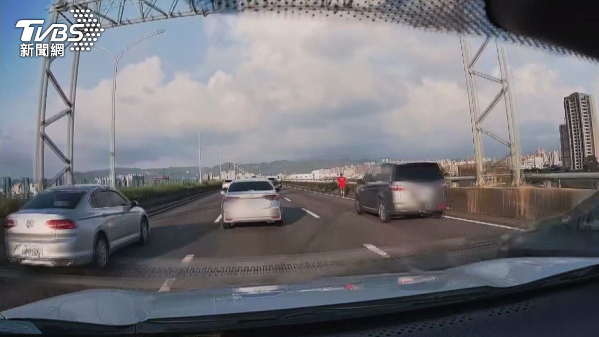追撞後5人離場!警:非車上人員不追查。(圖/翻攝自Threads @chihcheng_cc)
