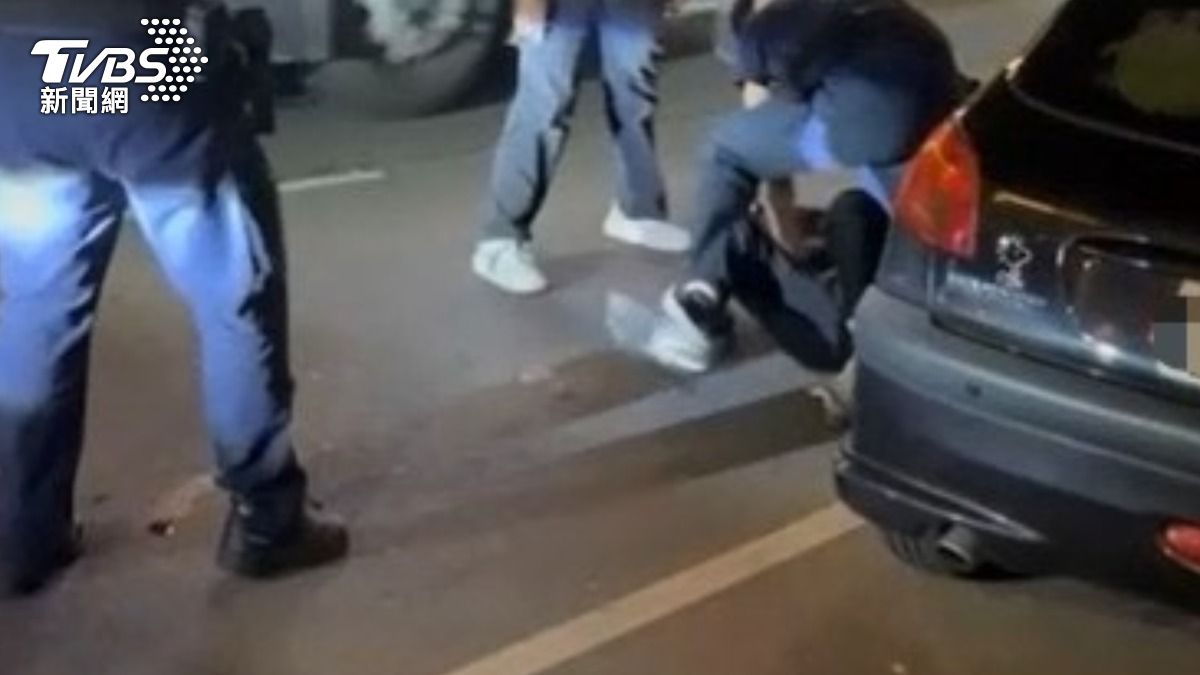 女騎士違規遭攔查襲警被壓制。(圖/TVBS)