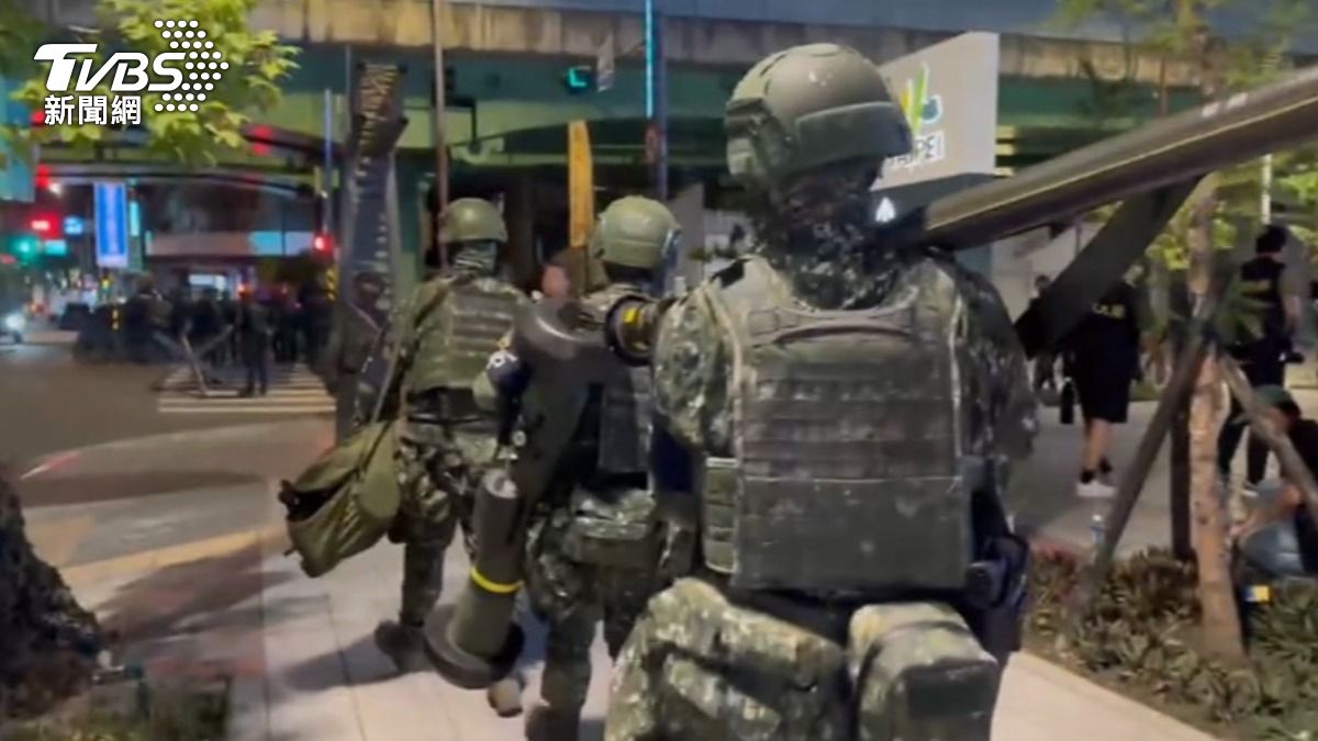 憲兵在演習中也被目擊帶上許多單兵武器,包括標槍和肩射刺針飛彈等。(圖/TVBS)