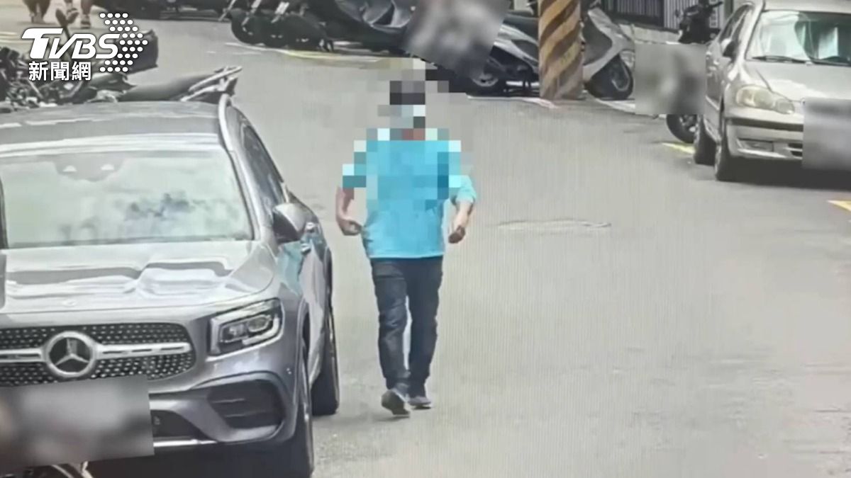 男闖公寓頂樓加蓋鎖定沒鎖窗戶住家行竊。（圖／TVBS）