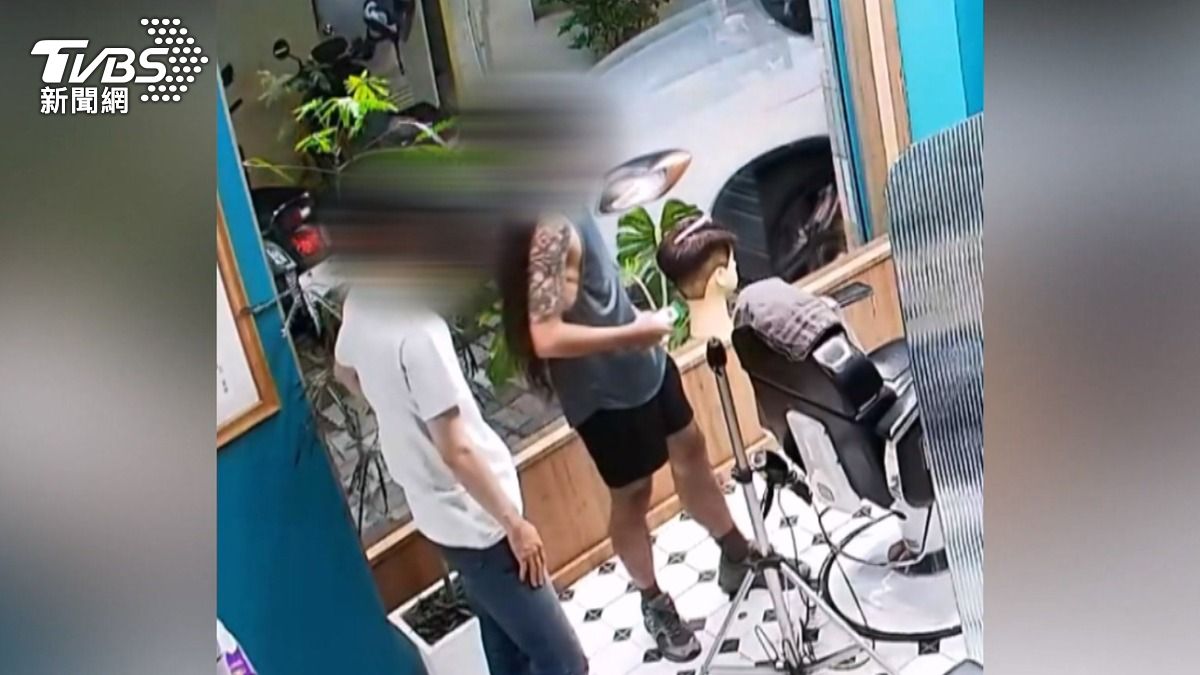 窄巷竟然出現小客車經過,店家看到外面的車子,露出不可思議表情。(圖/浪生理髮廳 提供)