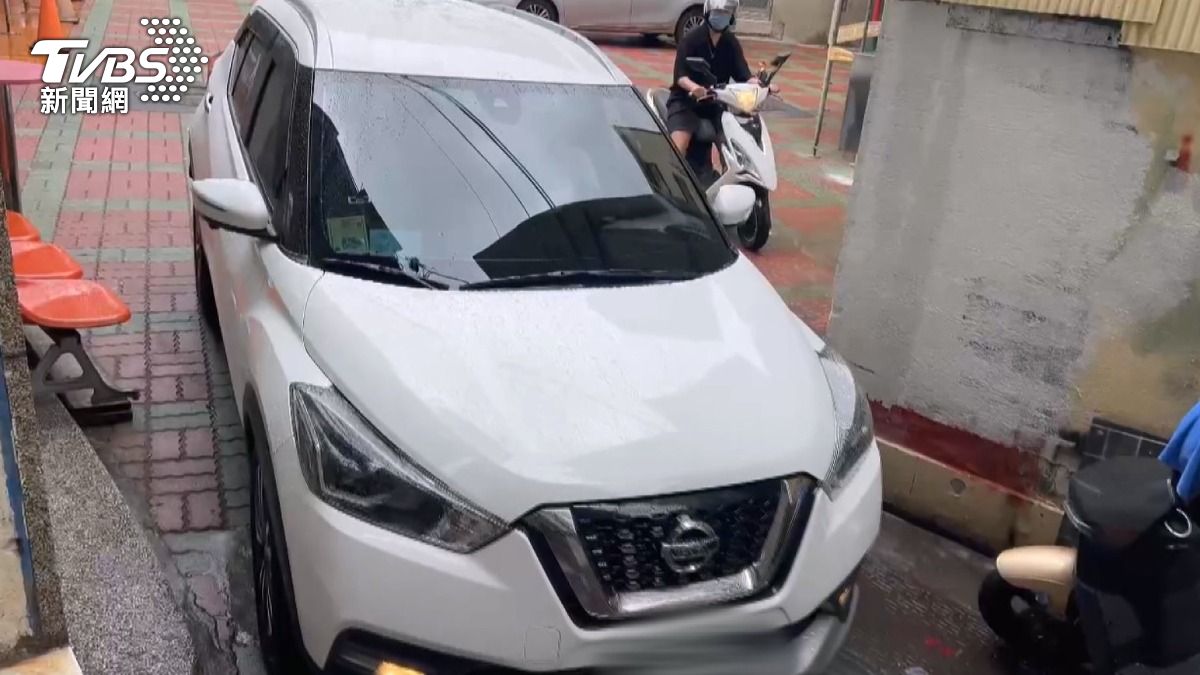 一般車寬2米,開車實測進入巷道,不停在入口前前後後喬位置開不進去。(圖/TVBS)