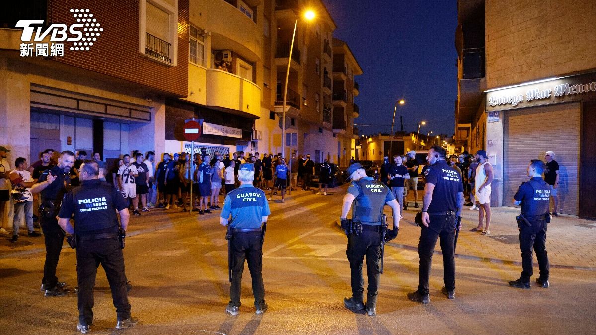 西班牙東南部小鎮(Torre-Pacheco)爆發反移民衝突,西班牙鎮暴警察出動維持秩序逮捕多人。(圖/達志影像美聯社)