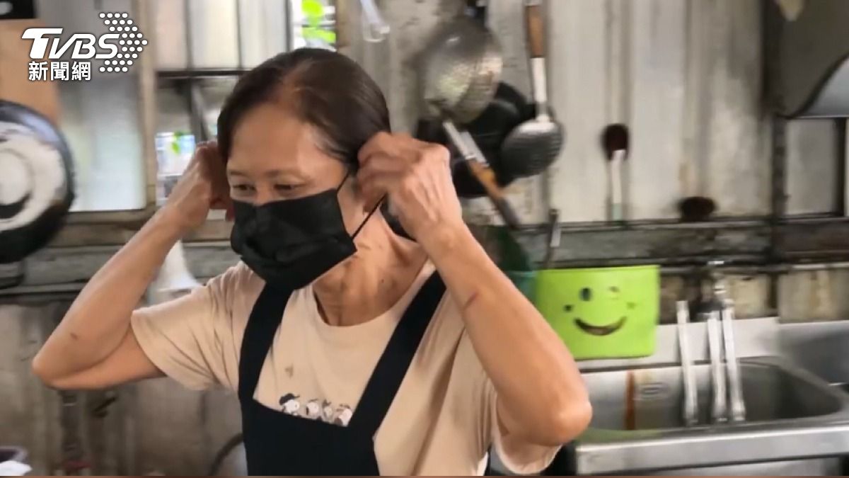 小港三元能源公司附近的居民,讀口罩戴緊緊,控訴太臭,晚上根本睡不好覺。(圖/TVBS)