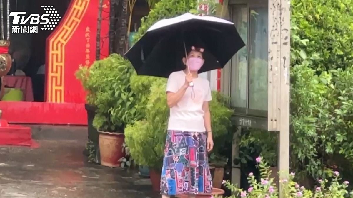 警消持續在現場灑水降溫,附近居民被濃煙燻了一整晚,氣味真的不好聞。(圖/TVBS)