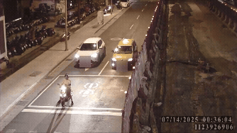 汽車等紅燈慘遭小貨車撞擊。(圖/TVBS)