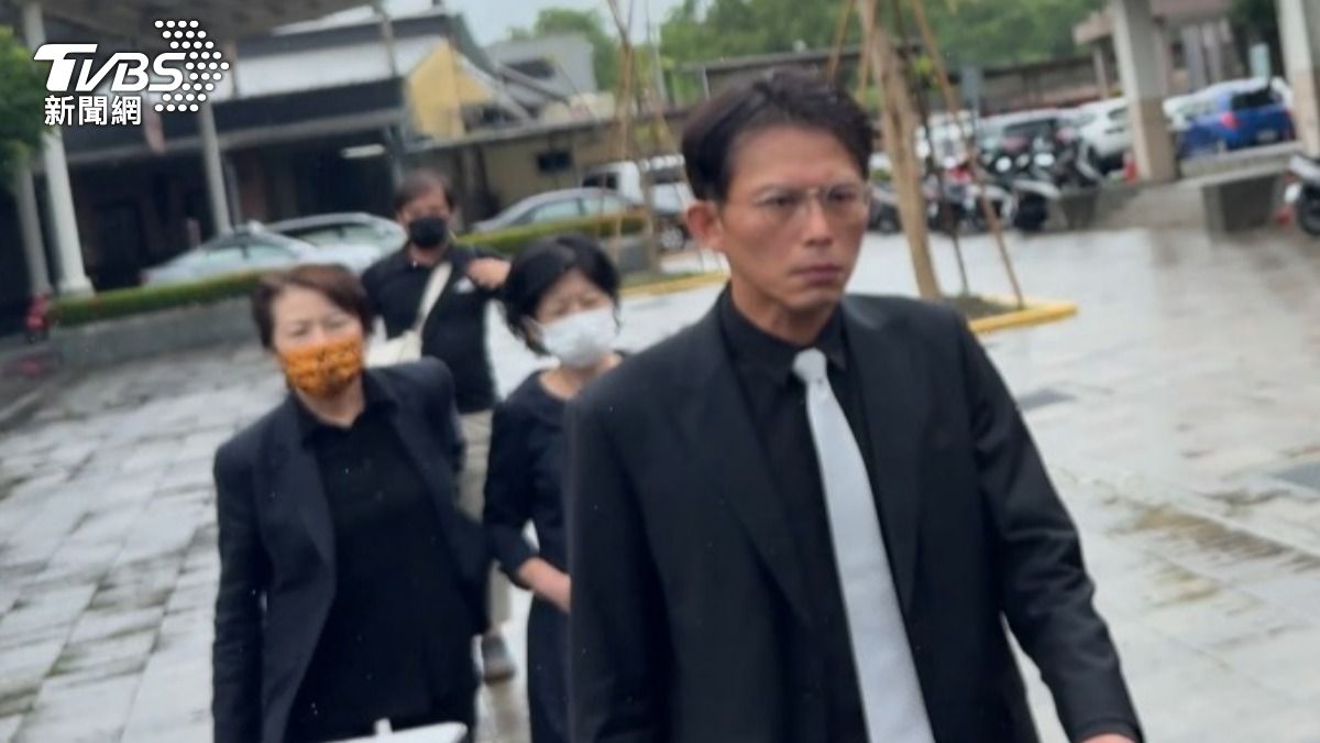黃國昌(前)、黃珊珊(左)與陳佩琪(中)抵達現場。(圖/陳佳宜攝)