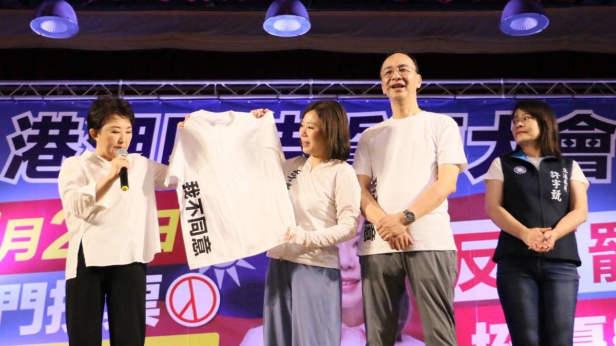 台中市長身穿「我不同意」白T，替國民黨立委李彥秀站台反罷免。（圖／李彥秀辦公室提供）