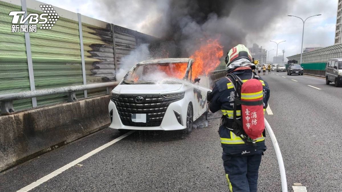 快訊/台74線火燒車!烈焰吞ALPHARD黑煙狂竄 駕駛急逃