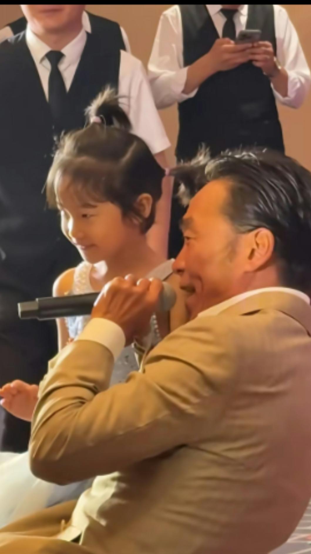 鄭浩南獻唱期間抱起上前互動的小妹妹,展現溫柔。(圖/翻攝自小紅書)