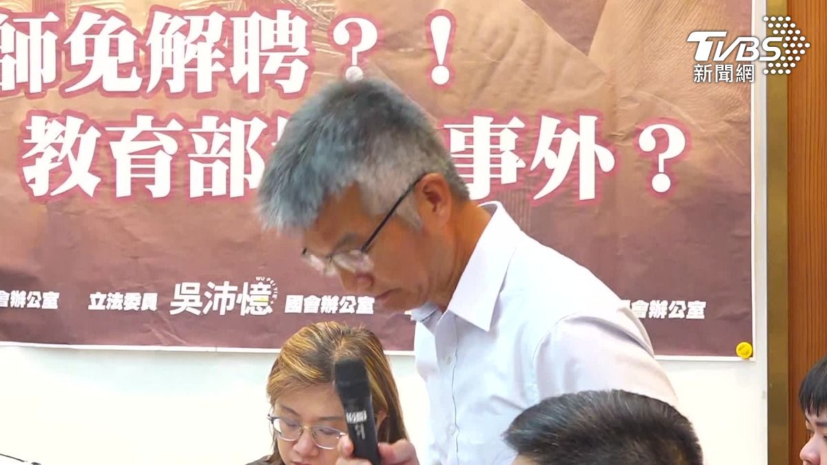 抽血換學分！台師大校方代表鞠躬道歉。（圖／TVBS）