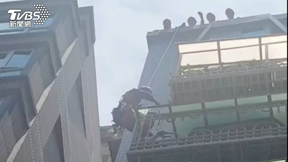 快訊/淡水67歲男9樓頂墜樓卡6樓雨遮 消防員冒險垂降搶救