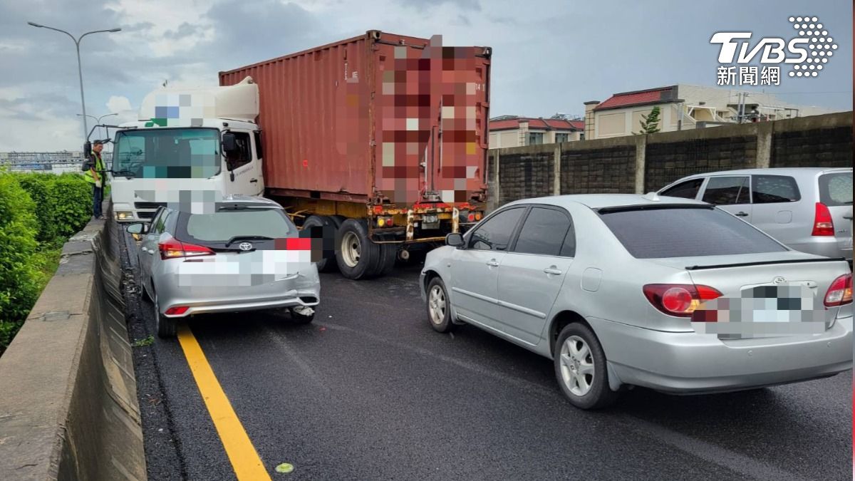 國1慘烈車禍！聯結車「斷頭險夾殺」小轎車　女駕駛急送醫
