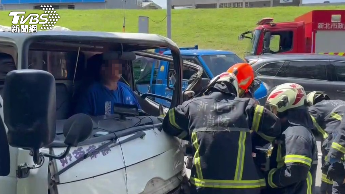 駕駛受困車內表情痛苦。（圖／民眾提供）