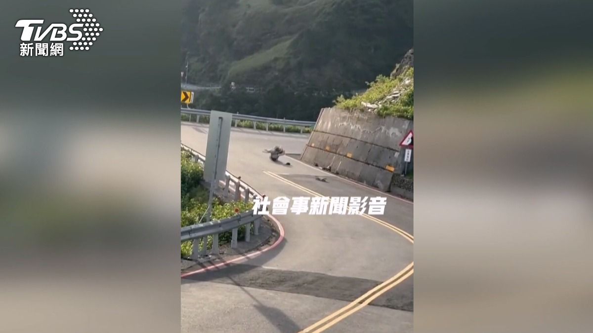 男子在武嶺公路上溜滑板摔倒,險些滾下山谷。(圖/社會事新聞影音)