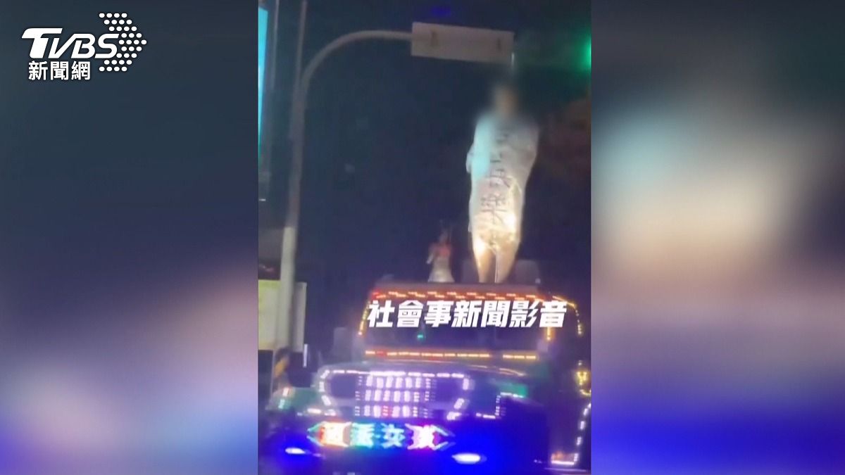 埔里壽星被綁鋼管車上繞行。(圖/社會事新聞影音)