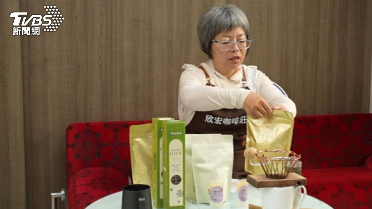 56歲的王瓊美中年開始創業,轉戰咖啡事業。(圖/TVBS)