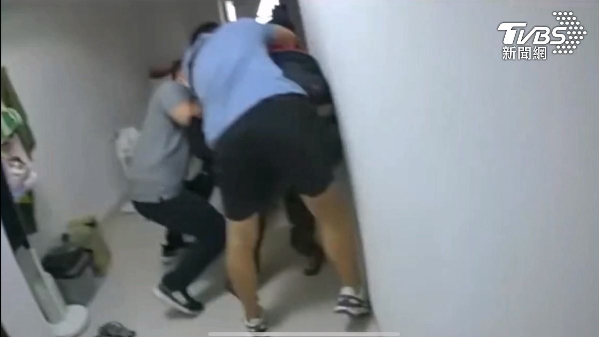 警方攻堅破門壓制毒販,並在屋內起出1公斤古柯鹼,市值1800萬。(圖/TVBS)