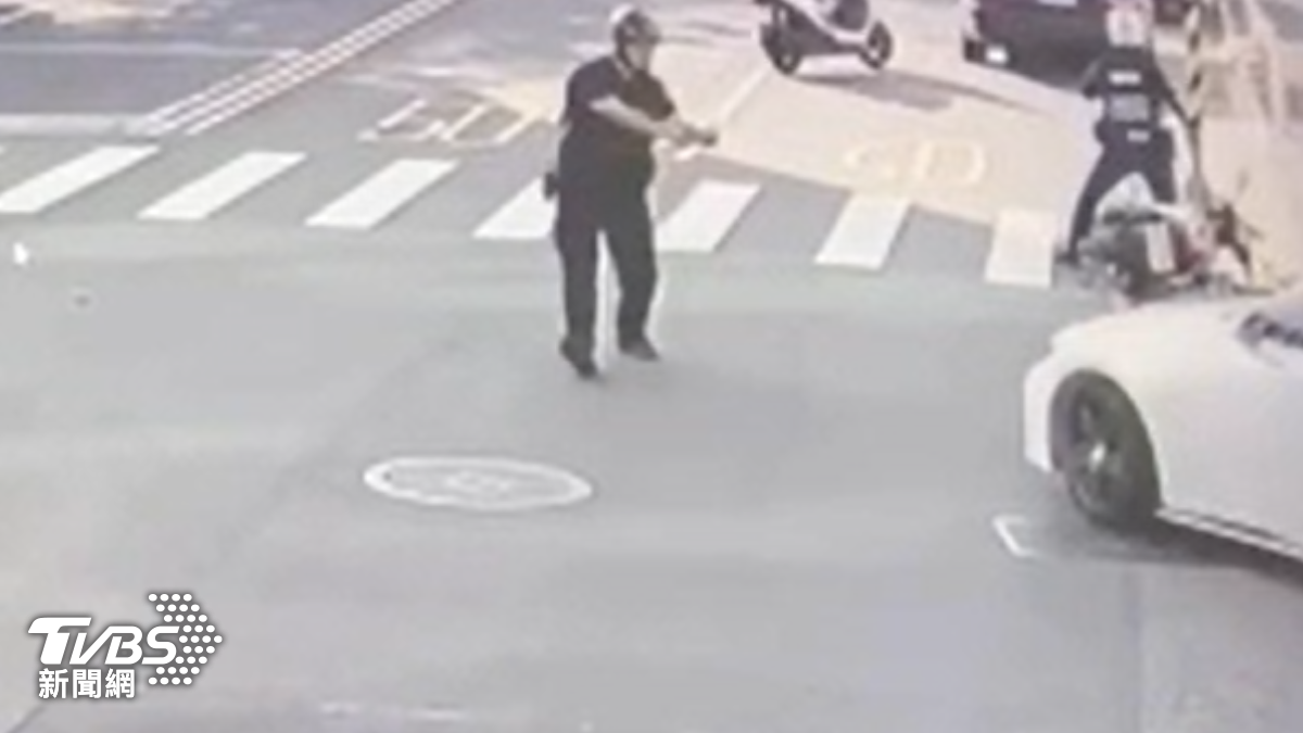 車頭的同事持槍警戒,對方仍大腳一踩,加速離去(圖/TVBS)