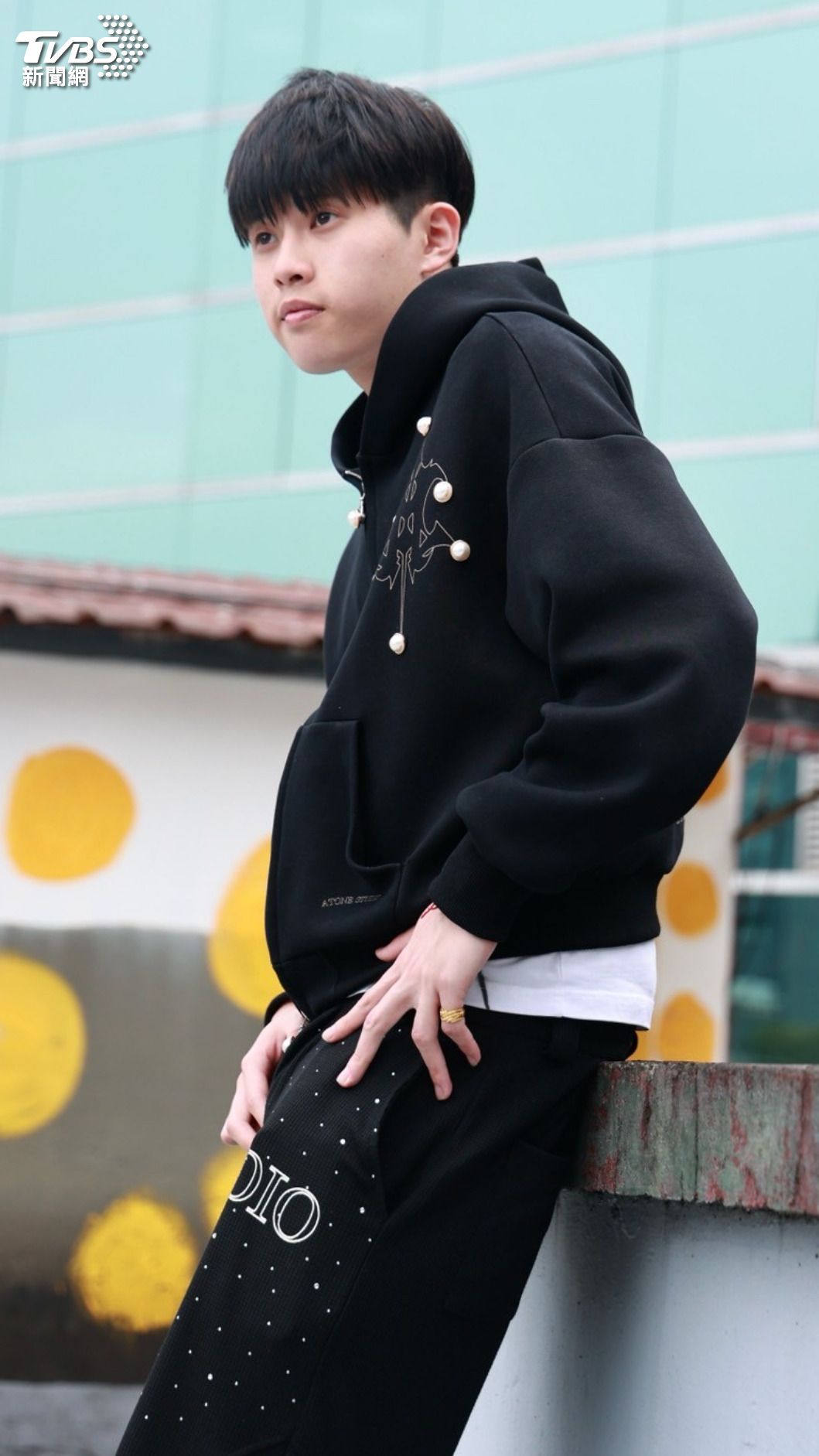年僅20歲的LilHAO以〈轟18伶仃〉成為新一代夜店寵兒。(圖/黃城碩攝)