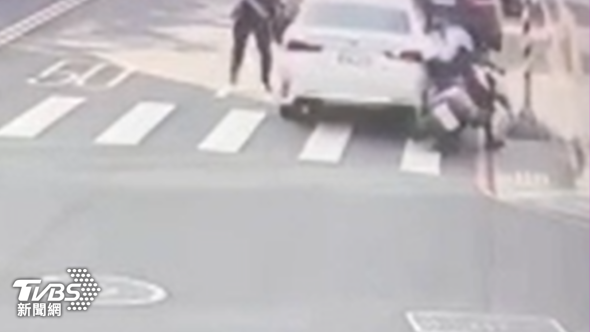 員警正要下車,白色小客車就猛力倒車衝撞,還差點連人帶車輾過(圖/TVBS)